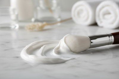 TEXTURE MASCHERA VISO BIANCA E PENNELLO